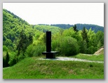 Partizanski spomenik pred Debečami (verjetno avtor Tone Svetina)