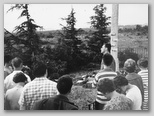 Absolventski izlet slavistov, Bazovica, 1960: nagovor asistenta Miloša Poljanška na komemoraciji, arhiv Silva Faturja