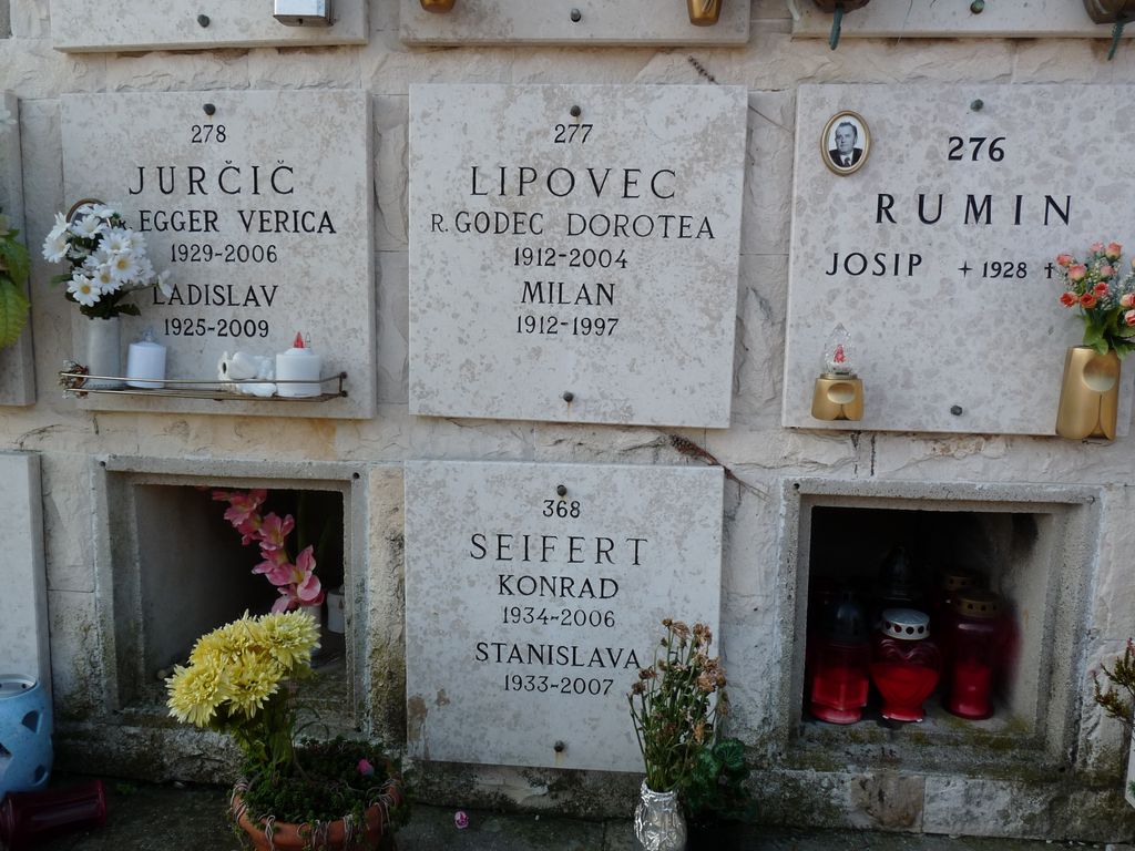 Milan in Dora Lipovec na pokopališču v Piranu.