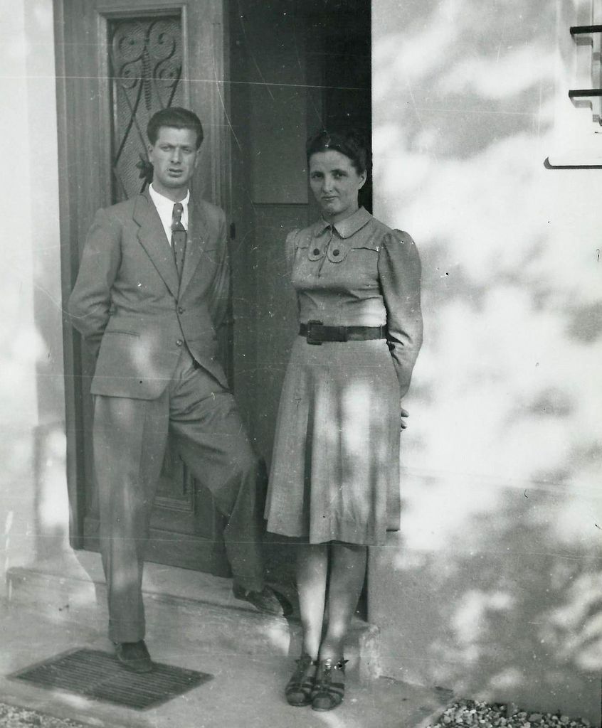 Milan in Dora Lipovec pred vhodom doma na Scopolijevi ulici v Ljubljani 1939 ali 1940.