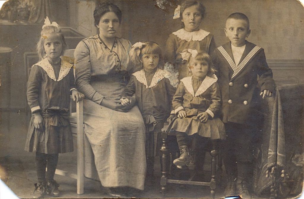 Godčevi: Marija (Mima), mama Alojzija, otroci Dora, Lojzka, Elka, Jože, 1916, pred smrtjo očeta na Soški fronti.