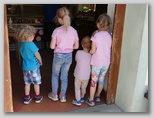 Otroci čakajo na sladoled