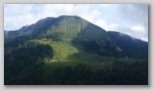 Kozjak (Ovčji vrh). levo Mačenska planina, desno Celovška koča