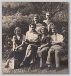 Sedijo 1 Danica Visočnik, 2 ?,  3 Marija (?), por. Buczinsky, J. Toporišič, stojita ? in F. Zadravec. Arhiv Darja Tasič