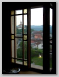 Okno na Premskem gradu zvečer