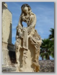 St Florent/San Fiorenzu, Korzika: razjeden nagrobni spomenik