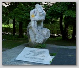 Oskrujnena kostnica in spomenik druge svetovne vojne v Travniku