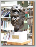 Pavle Zidar v knjižnici šole na Koroški Beli, kipar Jaka Torkar