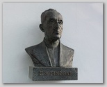 Finžgar, kip na šoli v Lescah