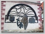 Relief Jožeta Wallanda na cerkvi v Lescah