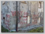 Šempetrska graščina v Stražišču, napisi so proti Leonu Vestu