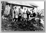 Rodine na Gorenjskem, april 1960: Vlada Božič, Sonja Močnik, Tatjana Hojan, Zinka Lep, Miloš Poljanšek, Urška Snedic, Alenka Oblak, Mimi Ravbar  (fotoarhiv Vlade Eržen)