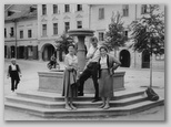 Ob Kettejevem vodnjaku v Novem mestu 30. in  31. maja 1958, arhiv Silva Faturja. Olga Treven (kasneje Bertok), Silvo Fatur, Mari Zevnik