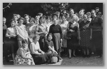 Slavisti z Marjo Boršnik v Prekmurju 1959, arhiv Silva Faturja. Na domu kolegice Irene Celec (čepi kot tretja z leve), v temnem njeni sorodniki, med njimi Marja Boršnik in asistent Boris Paternu, levo Matjaž Kmecl