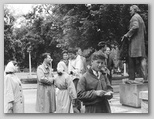 Slavisti z Bratkom Kreftom pri Jurčičevem spomeniku v Mariboru, maja 1959, arhiv Silva Faturja. Drugi z leve Janez Zor, Vlada Božič, Marija Ravbar, Andrej Černilogar, Vojo Duletić, Jože Hočevar, Jože Škufca