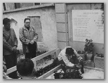 Slavisti v Kotljah na Prežihovem grobu z Bratkom Kreftom maja 1959, arhiv Silva Faturja. Levo Andrej Černilogar