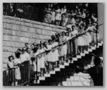 Absolventski izlet slavistov, Trst, z dijaki na stopnicah dijaškega doma, 1960, arhiv Silva Faturja