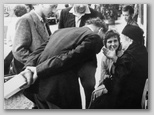 Absolventski izlet slavistov v  Rezijo, 1960, arhiv Silva Faturja. dr Tine Logar, Tinka Orožen, Logarju za hrbtom Jakob Rigler, desno domačin