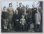 Krekova družina v Dražgošah 1940: Franci, Tončka, mama Helena, Stane, Joža, ata Jože, Mihela, Mimi, Jela