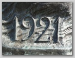 Spomenik šlezijskim vstajam 1919, 1920, 1921 = Pomnik Powstańców Śląskich, zadaj športna hala Spodek (krožnik)