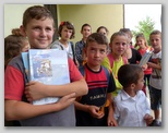 Učenci v vasi Tomor na prvi dan pouka