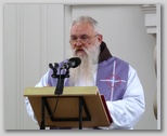 Pater Niko Žvokelj na Toporišičevem pogrebu