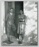 Milan in Dora Lipovec pred vhodom doma na Scopolijevi ulici v Ljubljani 1939 ali 1940