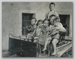 Na domačem zapravljivčku v Borovnici 1943: Babnikovr punčke, Jože Hladnik, Marijan Hladnik z Jožetom Ermencem v naročju