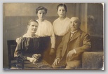 Nanutovi: oče, mama in hčerki Pepca in Ivana, očetovi stari teti (okoli 1915)