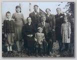 Krekova družina (Boškovi) v Dražgošah 1940: Franci, Tončka, mama Helena, Stane, Joža, ata Jože, Mihela, Mimi, Jela