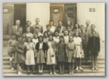 Nižja gimnazija Idrija, 1952. Zgoraj z leve 1 Janko Trošt, 2 3 4 ravnateljica Marija Puc, 5 Marija Frelih, 6 7 8