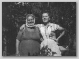 Mama Marjanca in Vikica, avg. 1954