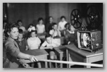 Vikica dela reklamo za novi Iskrin kinoprojektor, ok. 1960 v OŠ Lucijan Seljak