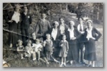 Od leve spodaj: Vikica, Marica (umrla), mama Marjanca z Justi, stoji ata Janez, Ivko Šilar, Micka xx Milka Šilar 1932