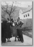 Janez (nadučitelj, Lojzkin mož), Mima Hladnik, njena sestra Lojzka (učiteljica), Jože Hladnik, balinišče za gostilno v Borovnici, 30. leta