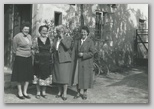 Borovnica 2. 4. 1959: Vanči (Lojzkina hči), Mima Hladnik, Lojzka in njena gospodinja Malči