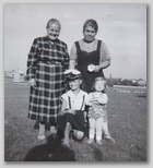 Stražišče sept. 1956: stara mama Marjanca Šilar, sosede