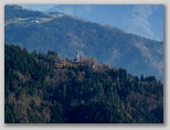 Cerkev Marijinega vnebovzetja na Gori (Malenskem vrhu), zadaj Sv. Primož na Gabrški gori