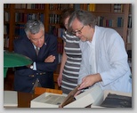 Ameriški veleposlanik Brent Hartley, ravnateljica Martina Rozman Salobir, Marijan Rupert v rokopisnem oddelku NUK