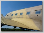 Dakota DC-3, Otok pri Metliki. Od tod je 87 britanskih vojnih ujetnikov, ki jih je Šercerjeva brigada osvobodila na Pohorju avgusta 1944, odletelo v Italijo.