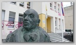 Alojz Gradnik pred šolo na Dobrovem, ki se imenuje po njem; prej je kip stal pred gradom.