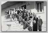 Jože Koruza, Breda Pogorelec,  Vera Brnčič, ? Janez Zor, Franc Jakopin, Matjaž Kmecl, Martina Orožen, Franc Zadravec, Jože Toporišič, ? Emil Štmpar, Anton Slodnjak?, Boris Paternu, Marja Boršnik, Tine Logar, Helga Glušič, Aleksander Skaza, ? France Bezlaj. Scuola media statale Carlo de Marchesetti, Nabrežina. Arhiv Franca Zadravca