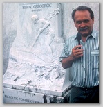 Matjaž Kmecl na Gregorčičevem grobu 1994